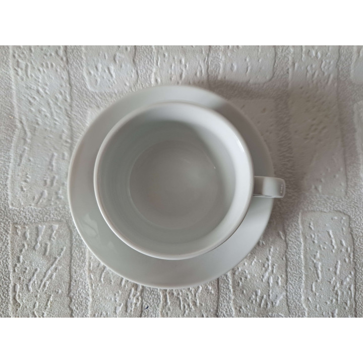 Kop en schotel met aardbeien, porselein D14.5x.H6cm - handgemaakt