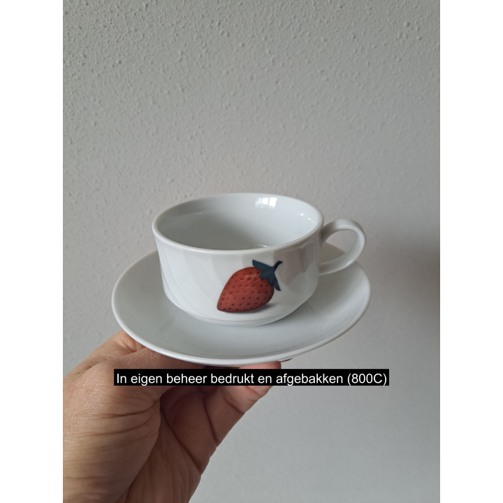 Kop en schotel met aardbeien, porselein D14.5x.H6cm