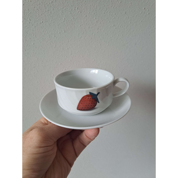 Kop en schotel met aardbeien, porselein D14.5x.H6cm - handgemaakt