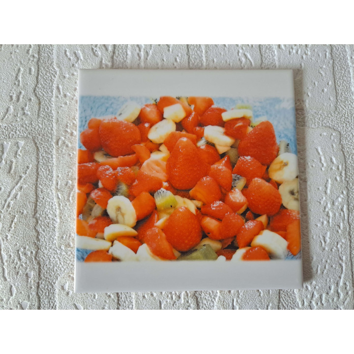 Wandtegel aardbeien-banaan-kiwi, aardewerk 15x15x0.5cm (b) - handgemaakt