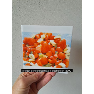 Wandtegel aardbeien-banaan-kiwi, aardewerk 15x15x0.5cm (b)