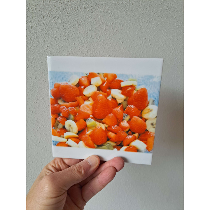 Wandtegel aardbeien-banaan-kiwi, aardewerk 15x15x0.5cm (b) - handgemaakt