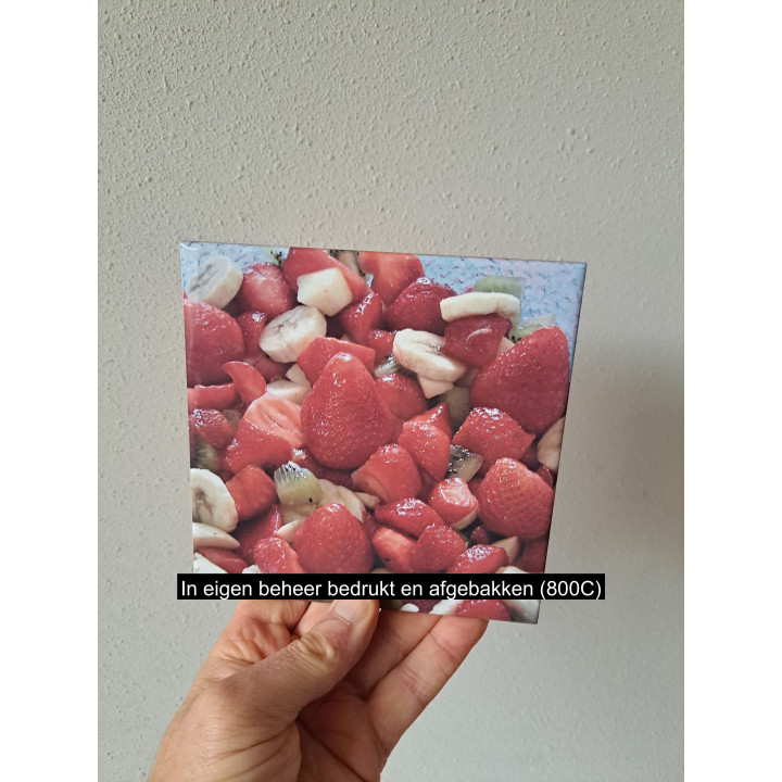 Wandtegel aardbeien-banaan-kiwi, aardewerk 15x15x0.5cm (a)