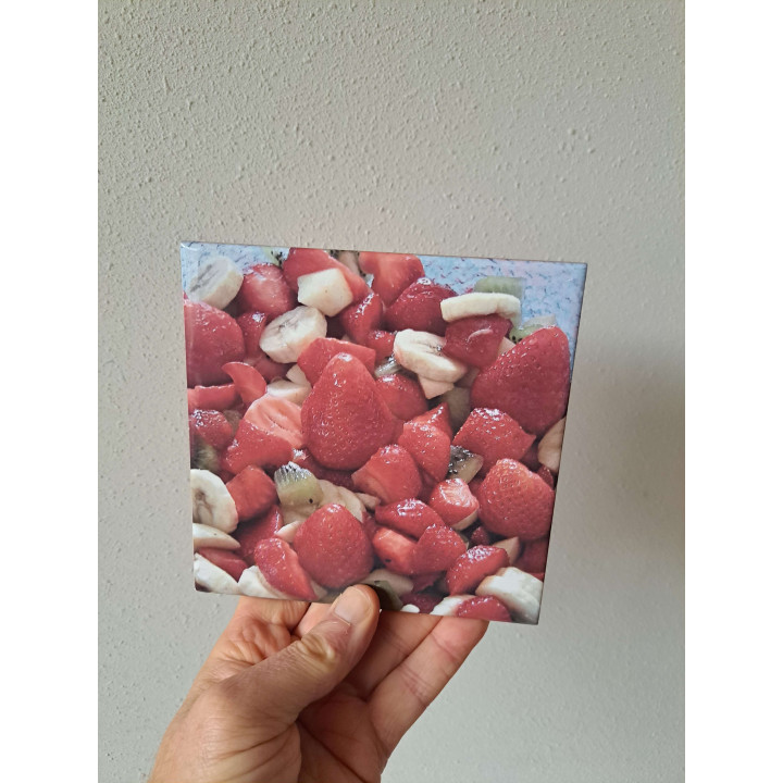 Wandtegel aardbeien-banaan-kiwi, aardewerk 15x15x0.5cm (a) - handgemaakt
