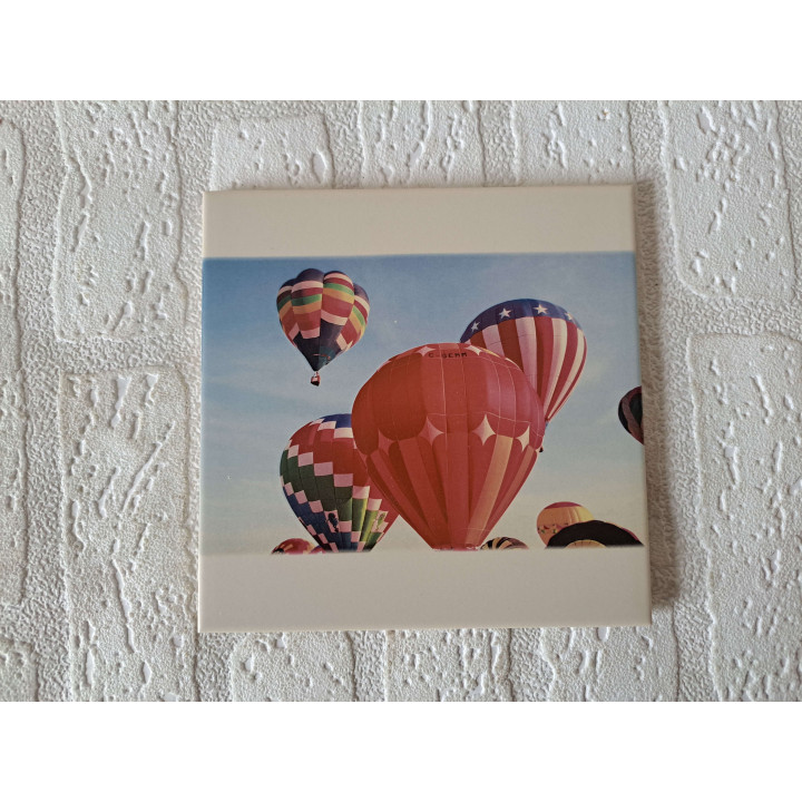 Wandtegel met luchtballonen, aardewerk 15x15x0.5cm magenta - handgemaakt