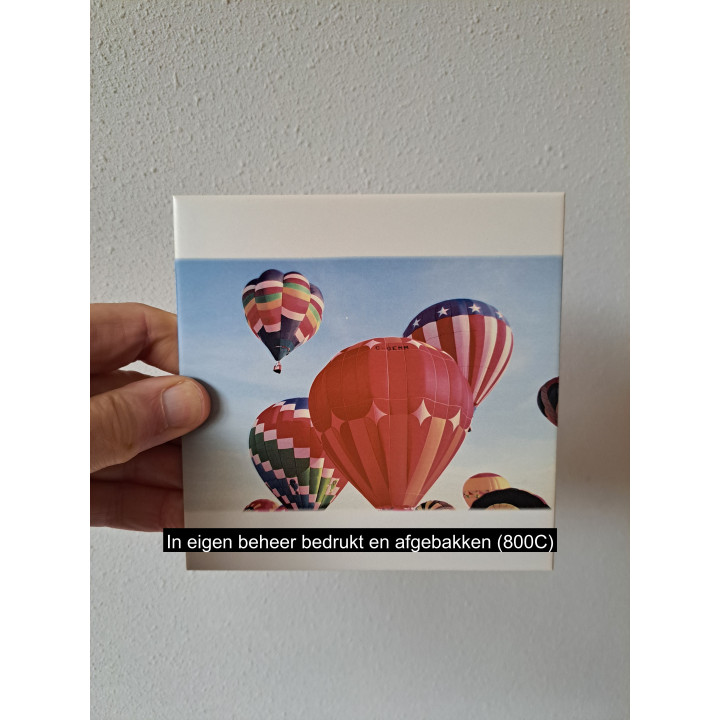 Wandtegel met luchtballonen, aardewerk 15x15x0.5cm magenta