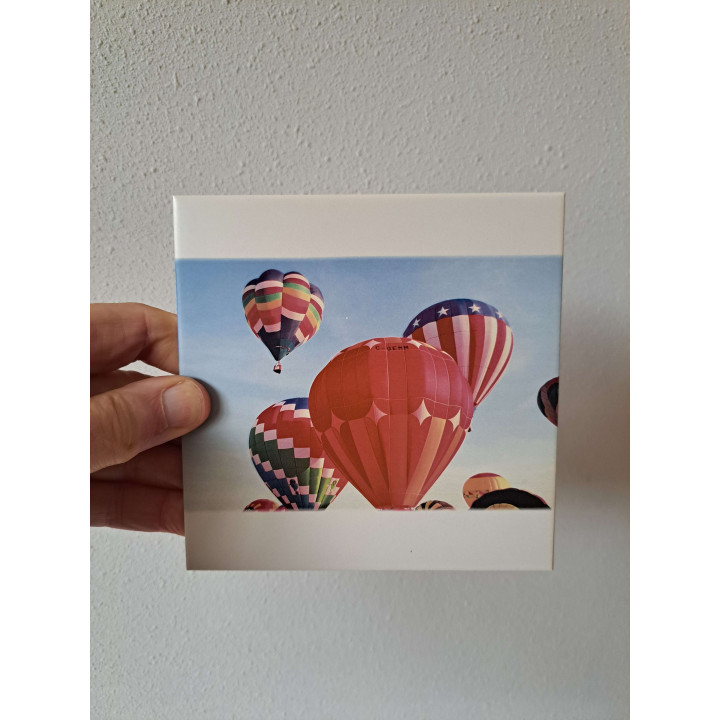 Wandtegel met luchtballonen, aardewerk 15x15x0.5cm magenta - handgemaakt