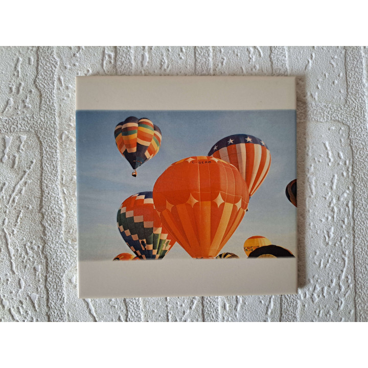 Wandtegel met luchtballonen, aardewerk 15x15x0.5cm rood - handgemaakt