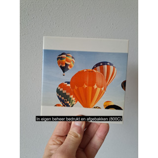 Wandtegel met luchtballonen, aardewerk 15x15x0.5cm rood