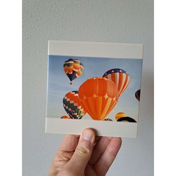 Wandtegel met luchtballonen, aardewerk 15x15x0.5cm rood - handgemaakt