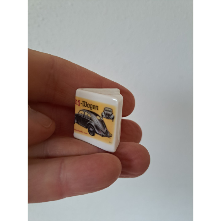 Boekje met Volkswagen kever 1939, porselein 2.5x2.5x2.5cm - handgemaakt