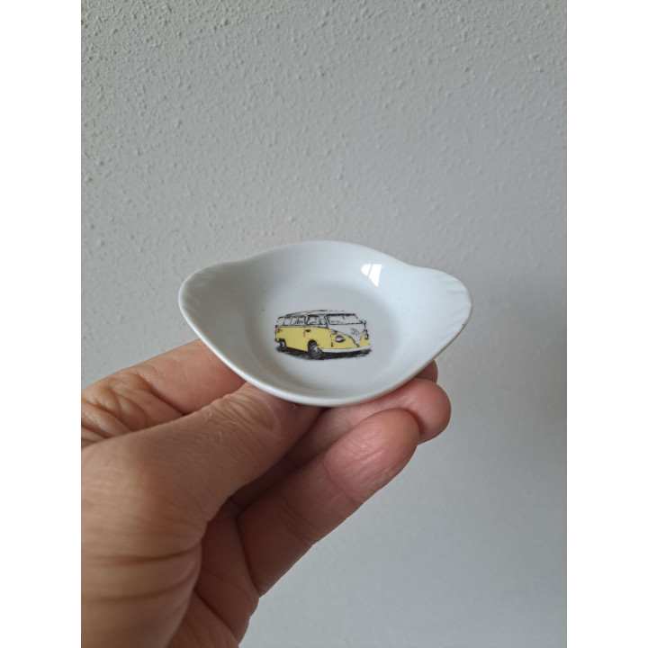 Amuseschaaltje van porselein met gele Volkswagen bus 9x7x2cm - handgemaakt