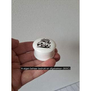 Pillendoosje met Volkswagen kever, porselein D4.5xH2.5cm