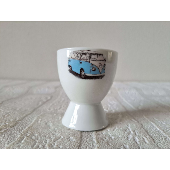 Eierdopje met blauwe Volkswagen bus, porselein D4.5xH6cm - handgemaakt