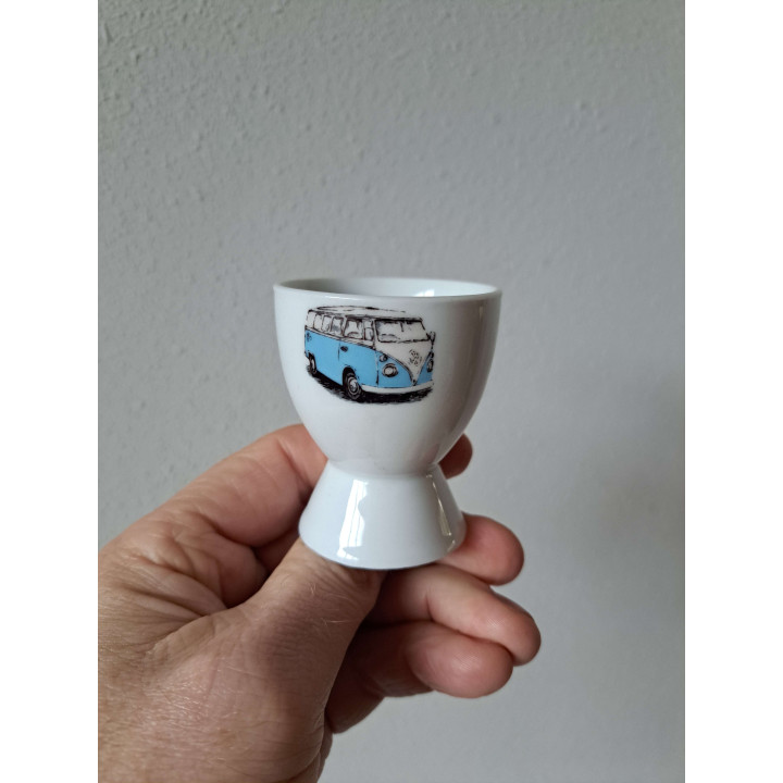 Eierdopje met blauwe Volkswagen bus, porselein D4.5xH6cm - handgemaakt