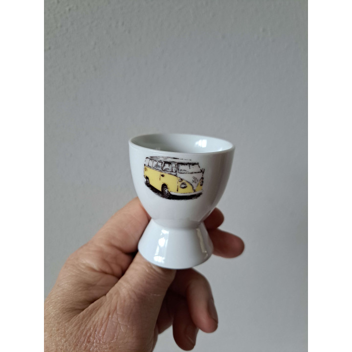 Eierdopje met gele Volkswagen bus, porselein D4.5xH6cm - handgemaakt