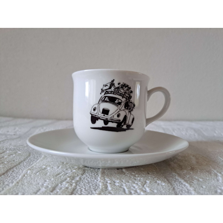 Kop en schotel met Volkswagen kever, porselein D13.5xH7.5cm - handgemaakt