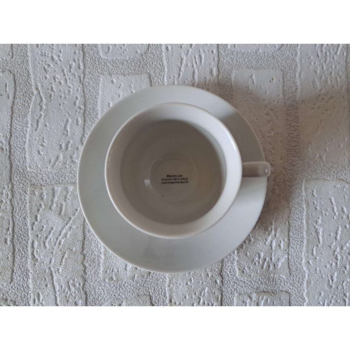 Kop en schotel met Volkswagen kever, porselein D13.5xH7.5cm - handgemaakt