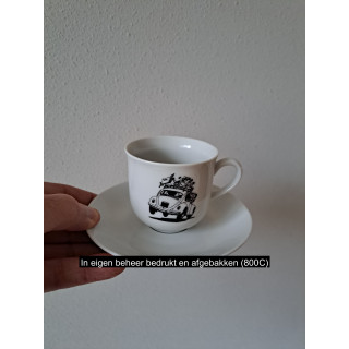 Kop en schotel met Volkswagen kever, porselein D13.5xH7.5cm