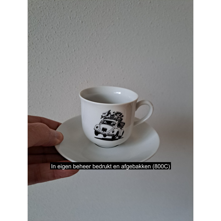 Kop en schotel met Volkswagen kever, porselein D13.5xH7.5cm
