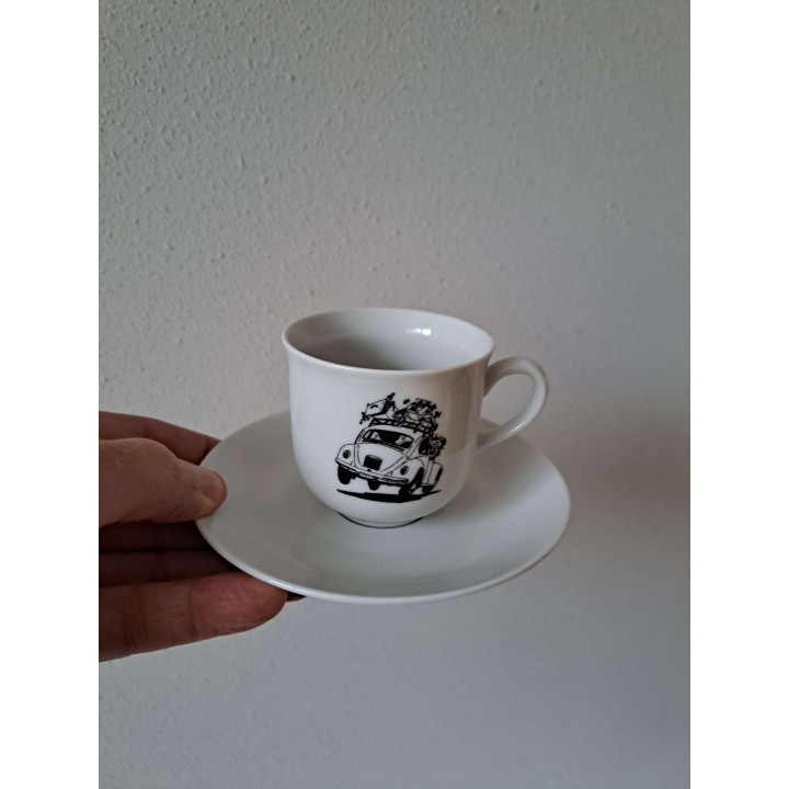 Kop en schotel met Volkswagen kever, porselein D13.5xH7.5cm - handgemaakt