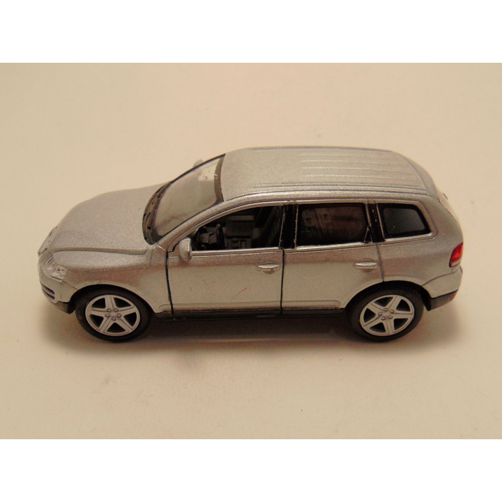 Volkswagen Touareg 2003 Kinsmart 1:38 zilverkleurig