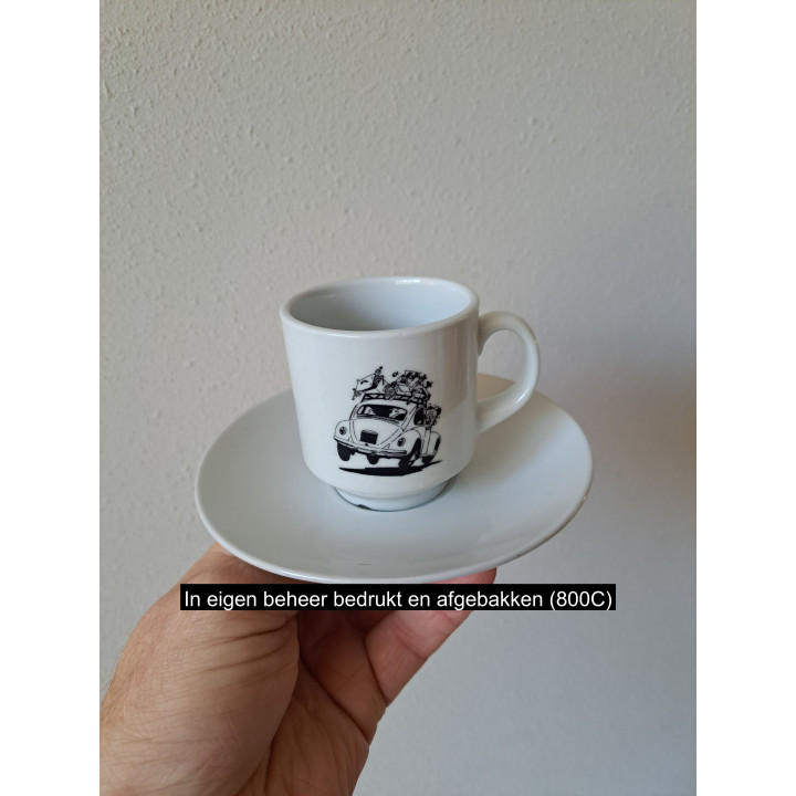 Kop en schotel met Volkswagen kever, porselein D14xH8cm
