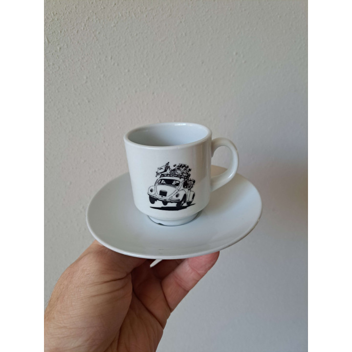 Kop en schotel met Volkswagen kever, porselein D14xH8cm - handgemaakt