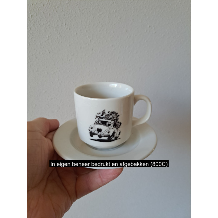 Kop en schotel met Volkswagen kever, porselein D13xH8cm