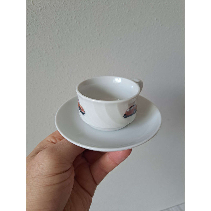 Kop en schotel Volkswagen kever, porselein D14.5xH6cm - handgemaakt