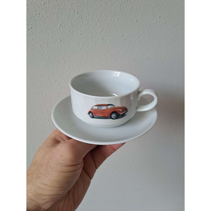 Kop en schotel Volkswagen kever, porselein D14.5xH6cm - handgemaakt