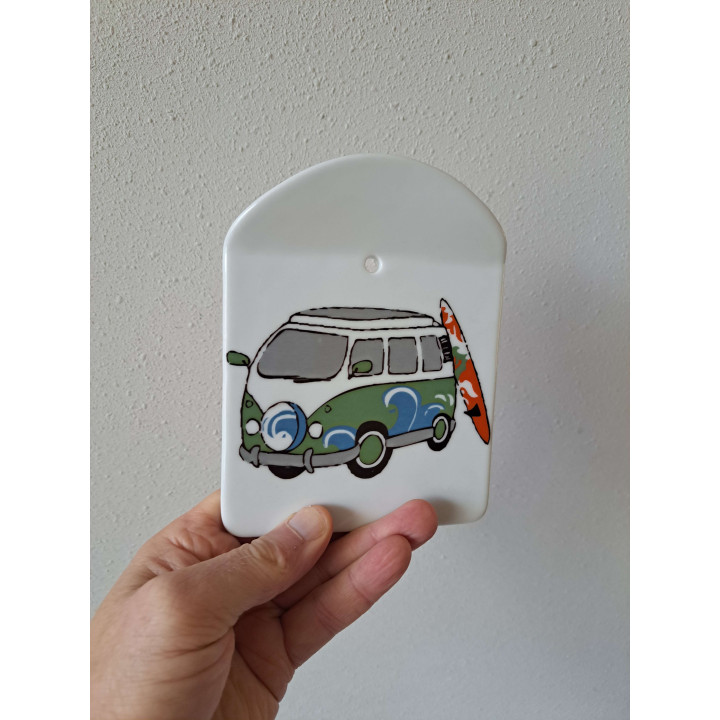 Kaasplank Volkswagen met surfplank, porselein 12.5x16cm gn - handgemaakt