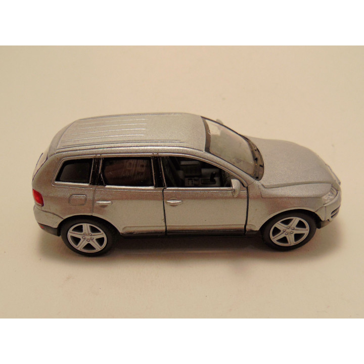 Volkswagen Touareg 2003 Kinsmart 1:38 zilverkleurig