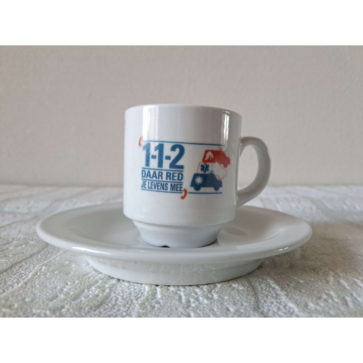 Kop en schotel 112 Daar red je levens mee, porselein D14xH8cm - handgemaakt