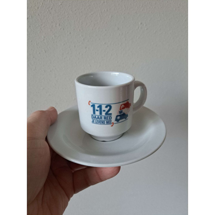 Kop en schotel 112 Daar red je levens mee, porselein D14xH8cm - handgemaakt