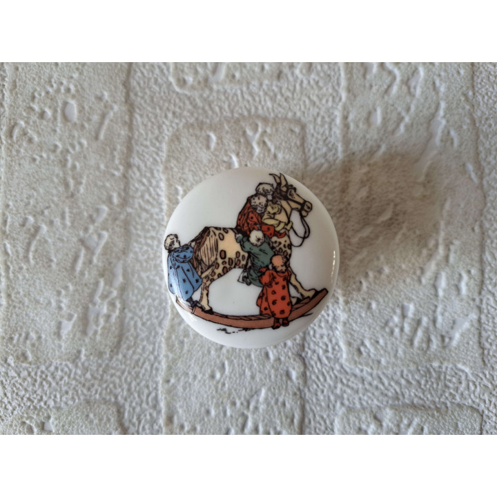 Pillendoosje met hobbelpaard en kinderen, porselein D4.5xH2.5cm - handgemaakt