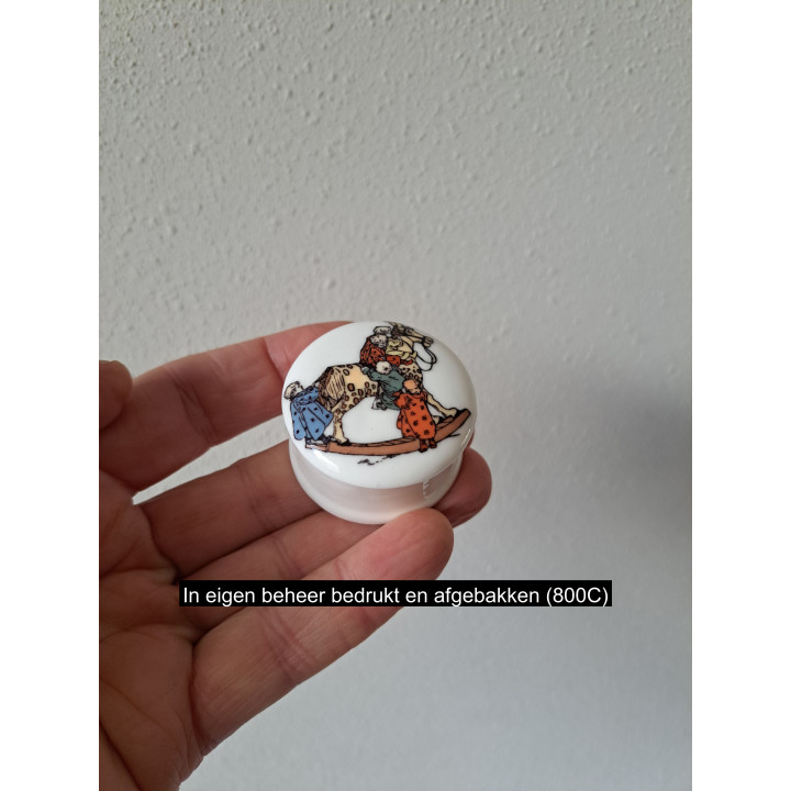 Pillendoosje met hobbelpaard en kinderen, porselein D4.5xH2.5cm
