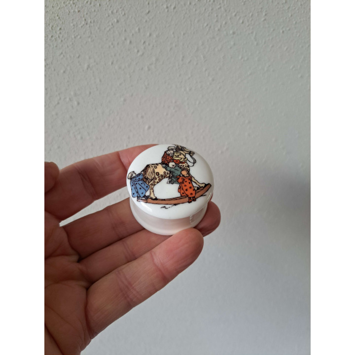 Pillendoosje met hobbelpaard en kinderen, porselein D4.5xH2.5cm - handgemaakt
