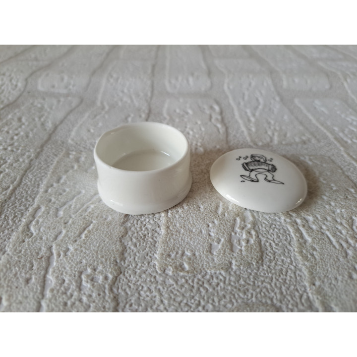 Pillendoosje met accordeonspeler porselein D4.5xH2.5cm - handgemaakt