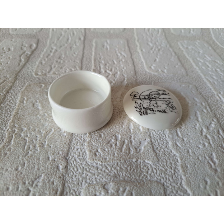 Pillendoosje met golfspeler porselein D4.5xH2.5cm - handgemaakt