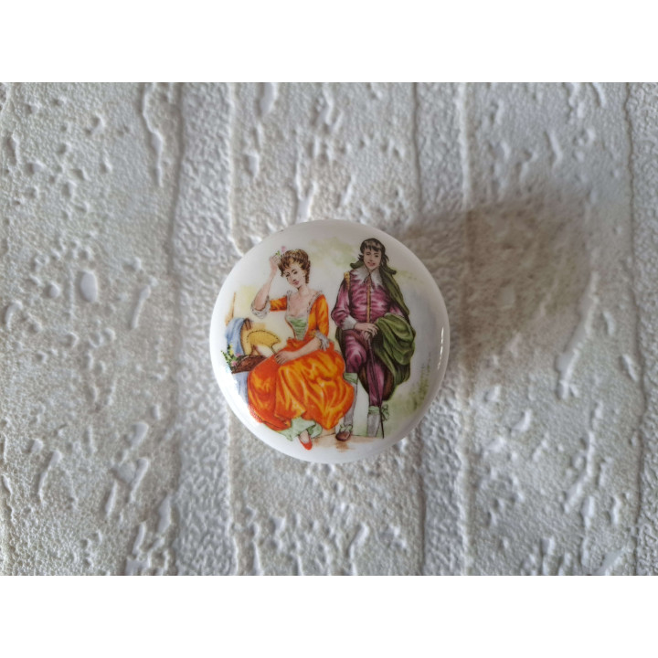 Pillendoosje met 18e eeuw klederdracht porselein D4.5xH2.5cm - handgemaakt