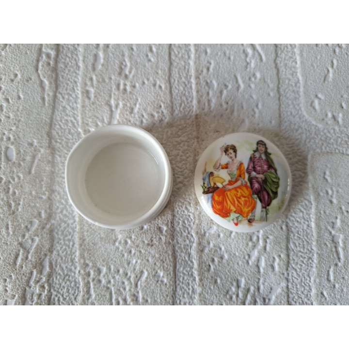 Pillendoosje met 18e eeuw klederdracht porselein D4.5xH2.5cm - handgemaakt