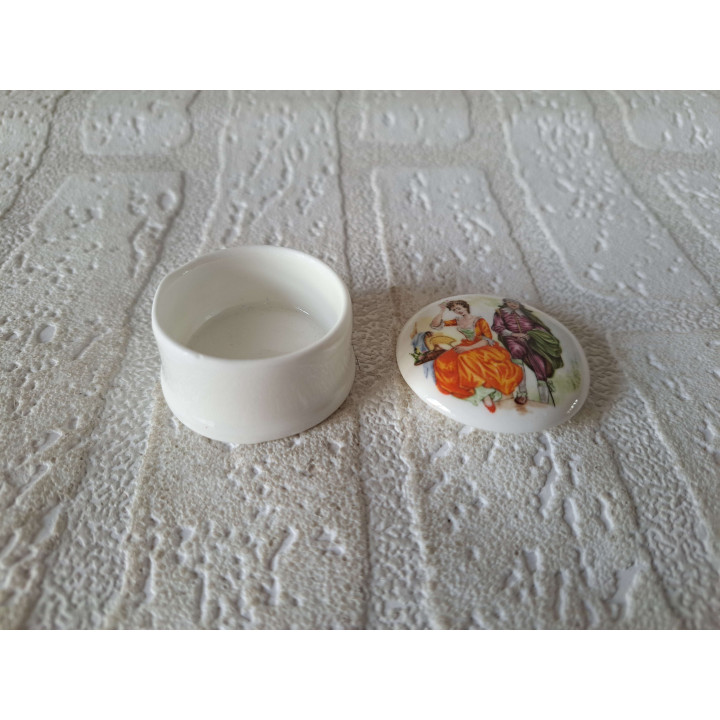 Pillendoosje met 18e eeuw klederdracht porselein D4.5xH2.5cm - handgemaakt