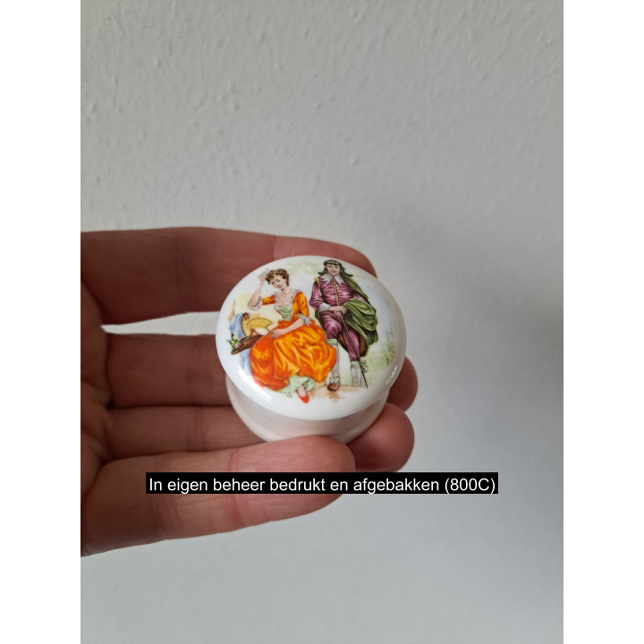 Pillendoosje met 18e eeuw klederdracht porselein D4.5xH2.5cm