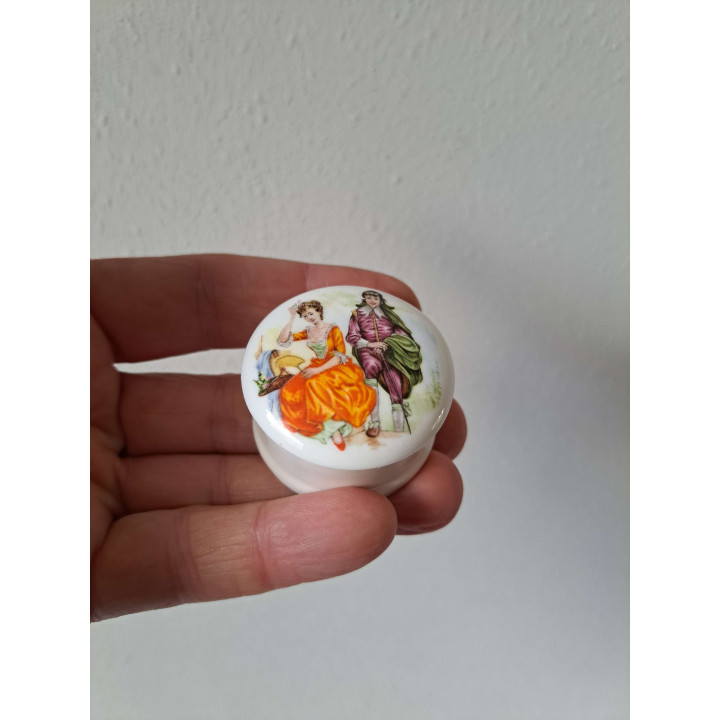 Pillendoosje met 18e eeuw klederdracht porselein D4.5xH2.5cm - handgemaakt