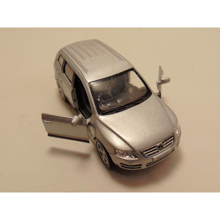 Volkswagen Touareg 2003 Kinsmart 1:38 zilverkleurig