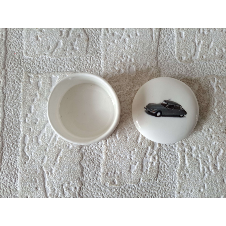 Pillendoosje met Citroen DS 21, porselein D4.5xH2.5cm - handgemaakt