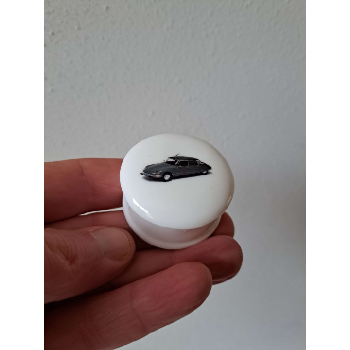 Pillendoosje met Citroen DS 21, porselein D4.5xH2.5cm - handgemaakt