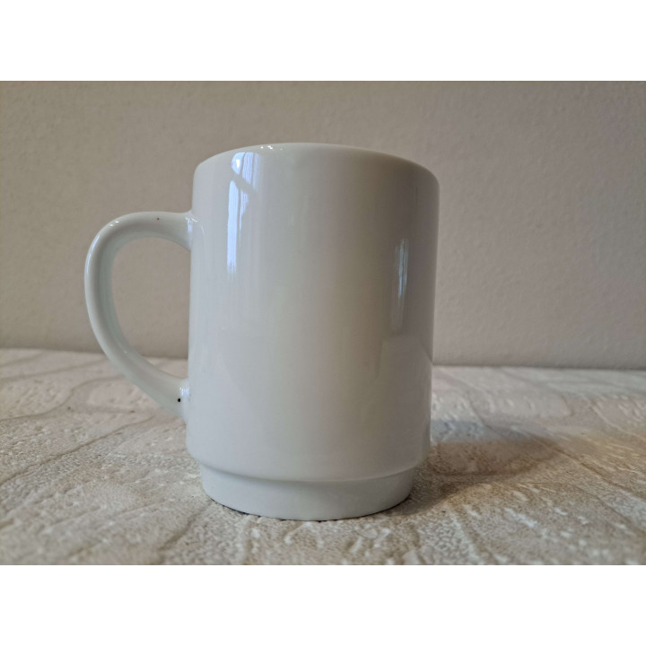 Mok beker met Poes liggend in klapstoel, Porselein D7xH9m - handgemaakt