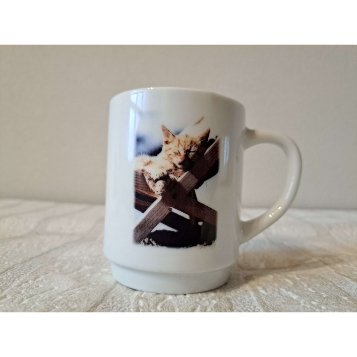 Mok beker met Poes liggend in klapstoel, Porselein D7xH9m - handgemaakt